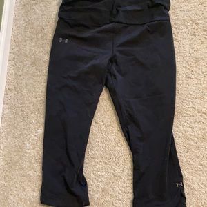 Under armour compression size medium capris.